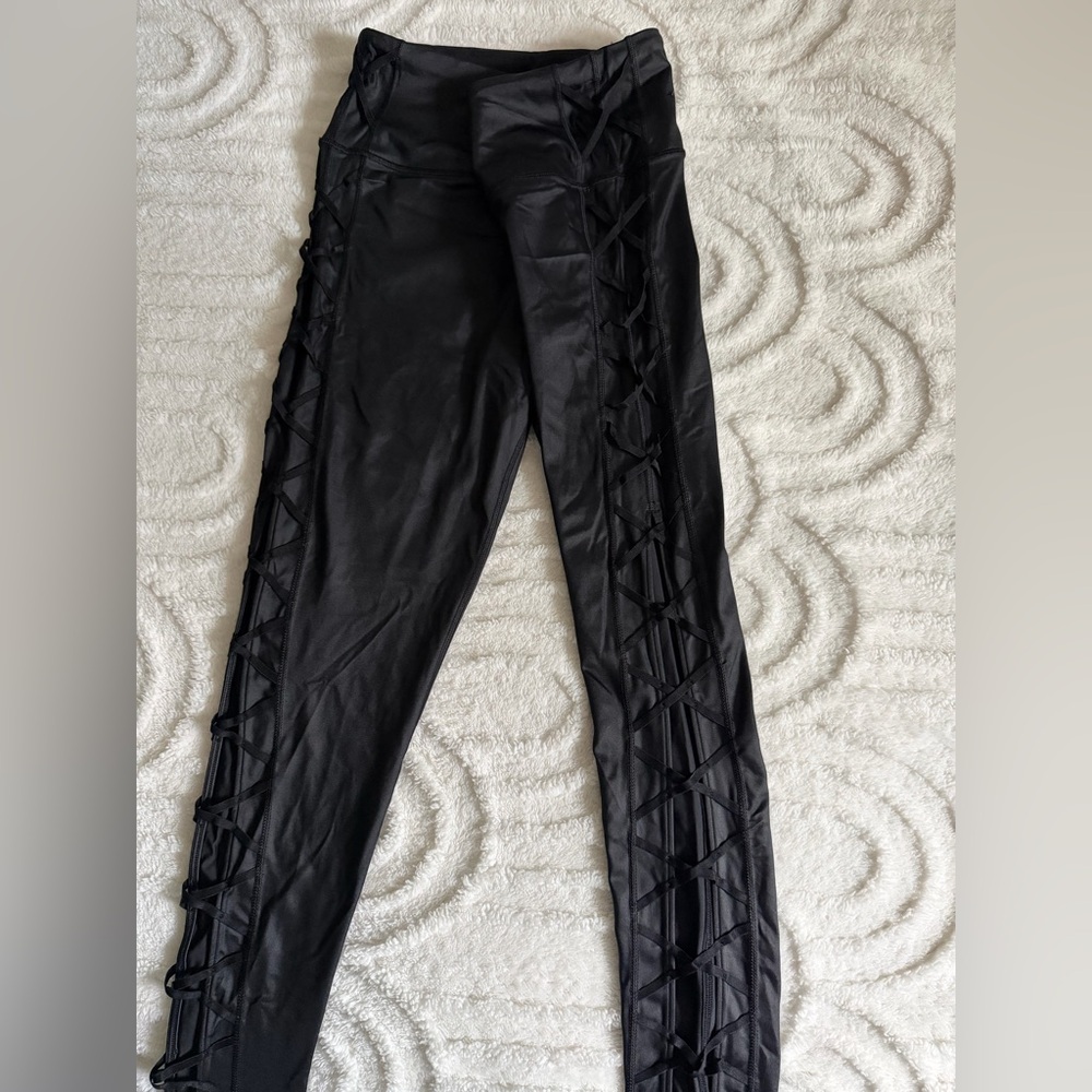 Victoria's Secret Knockout Leggings w/Cut-Out Detail on Sides, Size M, NWOT - Picture 3 of 10